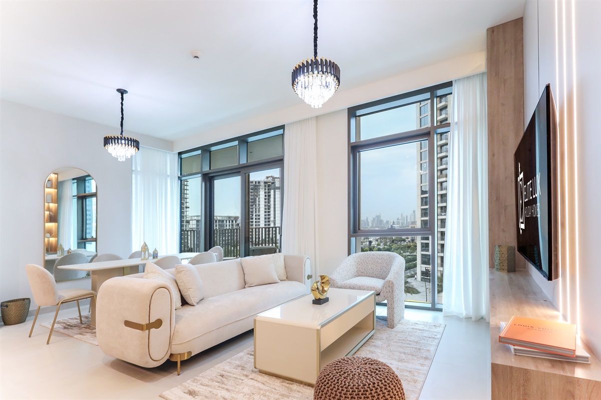 Dubai Creek Oasis: 2BR Luxe w/ Burj View