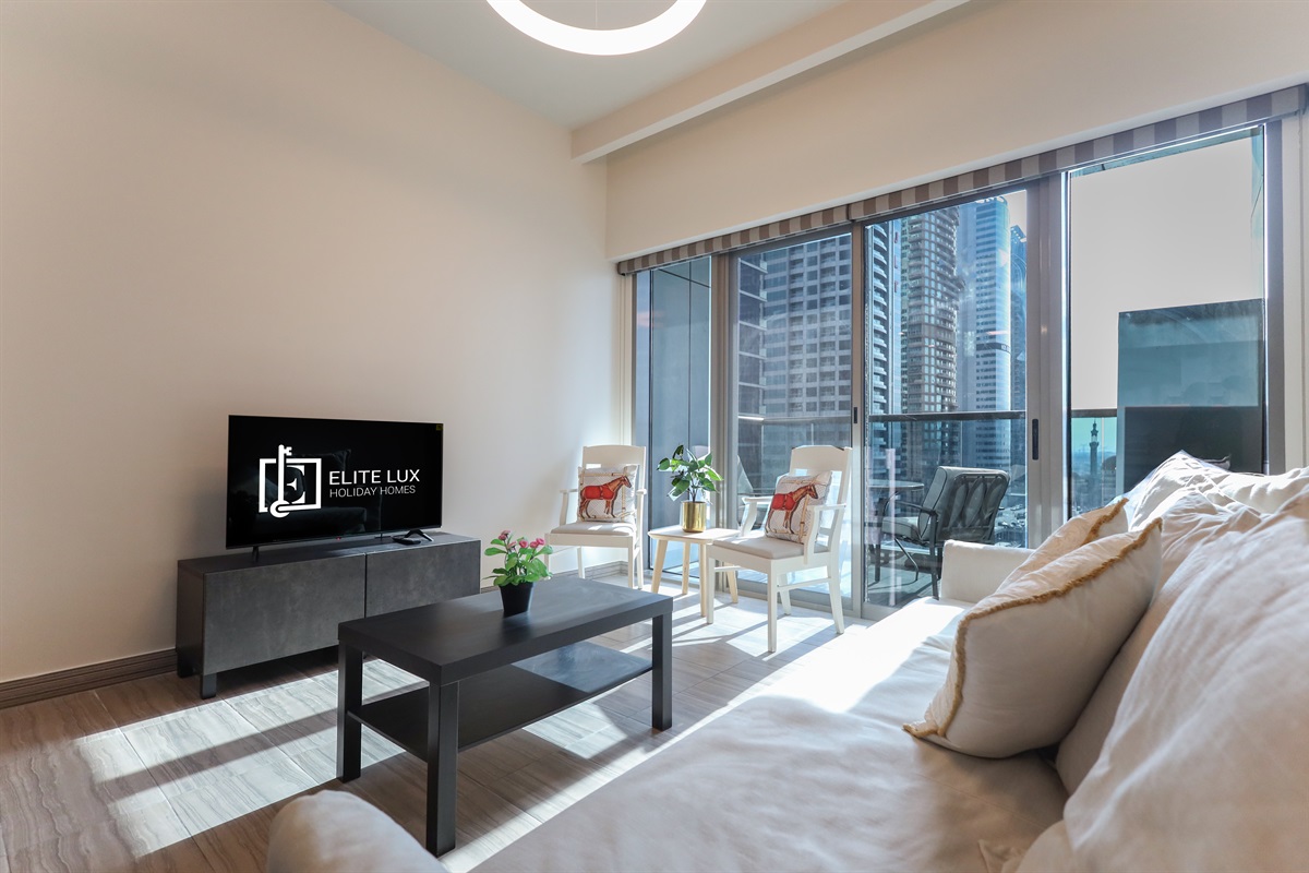 Stunning Lake View 1BHK Retreat in JLT, Dubai — photo 2
