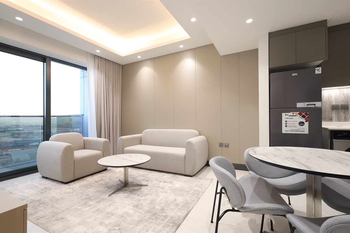 Sleek High-Floor Retreat in JVT — photo 3