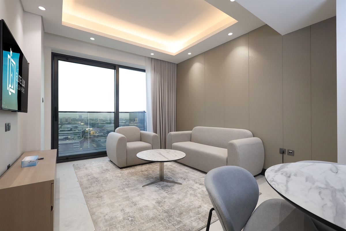 Sleek High-Floor Retreat in JVT — photo 2