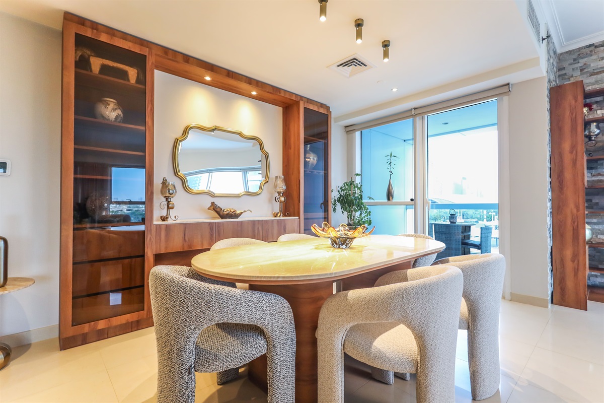 Ultra Modern 2BR | Balcony + Marina & Park Views i — photo 4